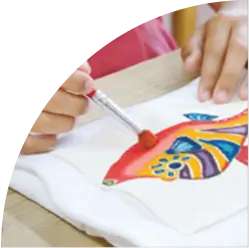 もとぶ元気村で行う絵付けの様子